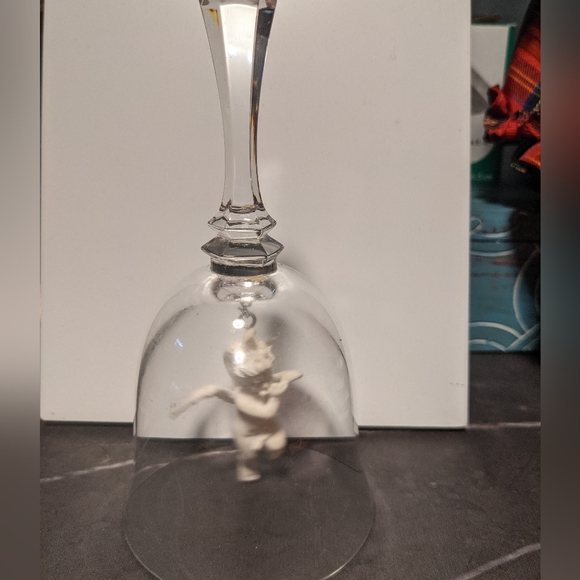 ☃️ Vintage Intaglio Italian Crystal/Glass Bell with Angel Pendulum - Picture 5 of 6